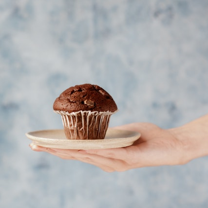 Muffin-Welt Muffin in Hand Quadrat.jpg Muffin-Welt Muffin in Hand Quadrat.jpg